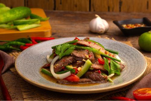 Sliced beef with green pepper