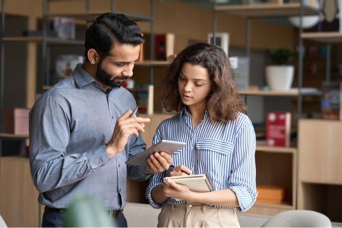 Girl talking to her mentor at an internship 